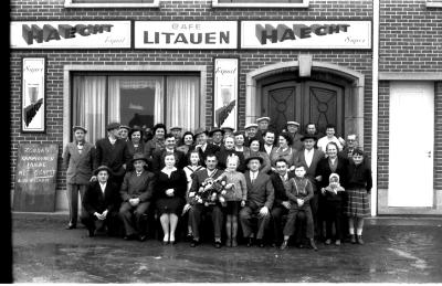 Kampioenviering café 'Litauen': groepsfoto, Izegem 1958