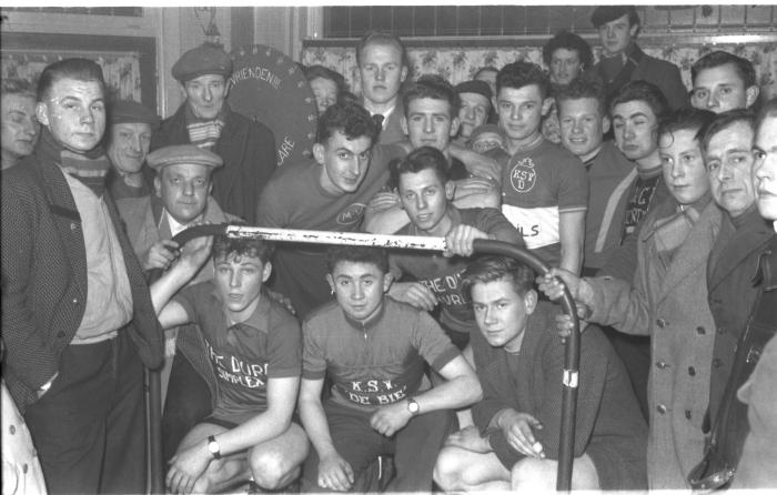 Fietsen op rollen: groep renners poseert, Izegem 1958