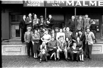 Kampioenviering café ''t Gouden Hoofd: groepsfoto', Izegem 1958