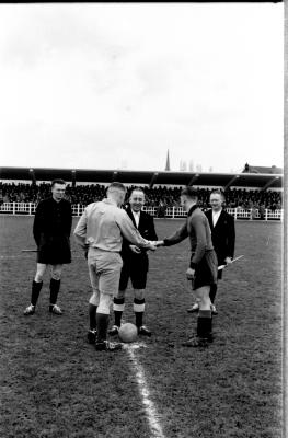 Voetbalmatch FC Izegem-Olsa Merksem: kapiteins schudden elkaar de hand, Izegem 1958
