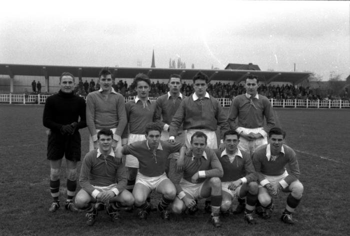 Voetbalclub Bonne-Bois: spelers poseren op veld, Izegem 1958