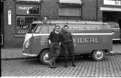 Izegems soephuis 'Soep Ideal': Gaston en Roger voor soepwagen, Izegem 1958
