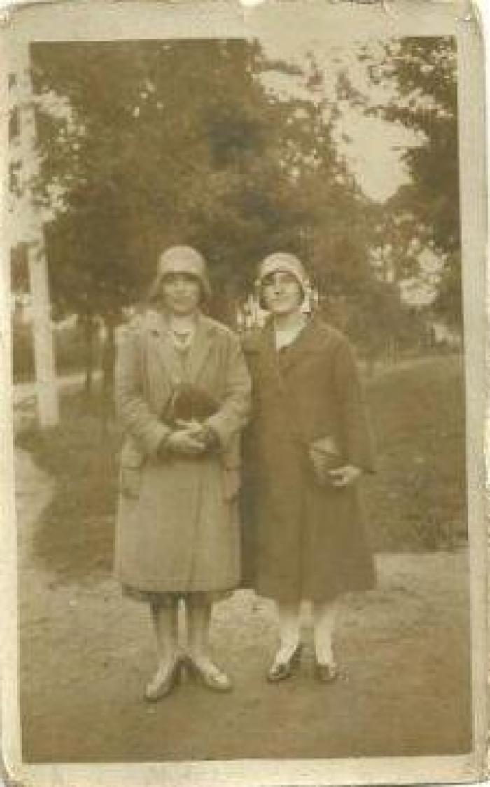 Moeder & dochter Allaert langs Gitsberg, 1930 -1940