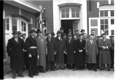 Huldiging gedecoreerden: burgemeester poseert met feestcomité, Kachtem 1958