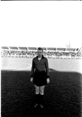 Voetballer Roman Rufin poseert op veld, Izegem 1957