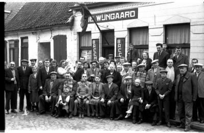 Café 'De Wijngaard': groepsfoto, Izegem 1958
