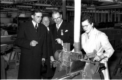 Huldiging Saelen: gouverneur in fabriek, Kachtem 1958