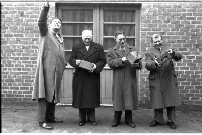 Huldiging kampioenen duivenmelkers 'Het Nieuw Gemeentehuis': mannen met constateur, Kachtem 1958