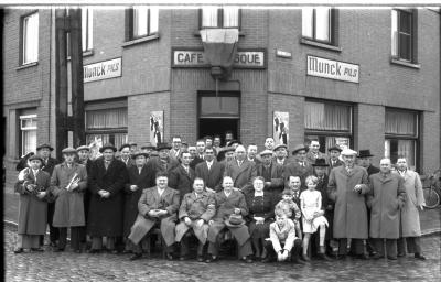 Kampioenviering 'Manillenclub 'k Goa Mee' van café 'Sportif': groepsfoto, Emelgem 1958