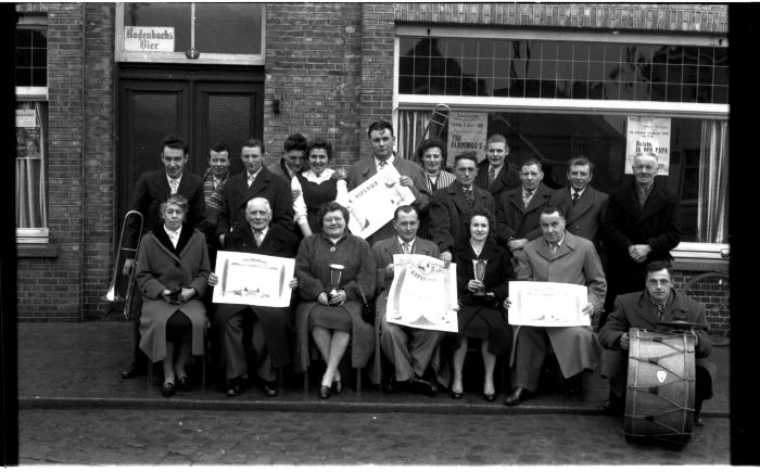 Huldiging kampioenen duivenmelkers 'Het Nieuw Gemeentehuis': groepsfoto, Kachtem 1958