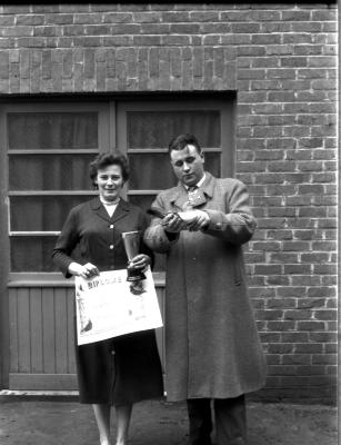 Huldiging kampioenen duivenmelkers 'Het Nieuw Gemeentehuis': 2 winnaars, Kachtem 1958