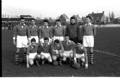 Voetbalclub Vorst: groepsfoto spelers, Izegem 1958