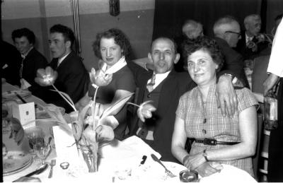 Huldiging Saelen: personeel aan feestmaal, Kachtem 1958 