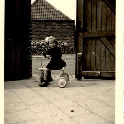 Meisje op kinderfiets, Hooglede, 1950