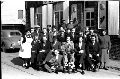 Kampioenviering  café ''t Wielke': groepsfoto, Izegem 1958