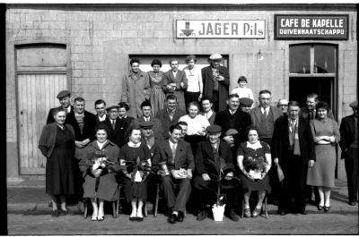 Kampioenviering café 'De Kapelle, Duivenmaatschappij': groepsfoto, Izegem 1958