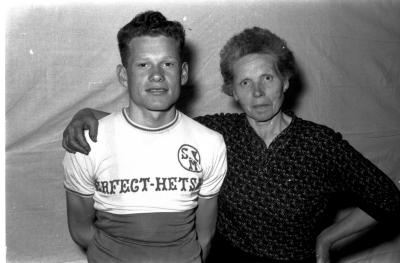 Renner Rinnaert poseert met moeder, Izegem, 1958