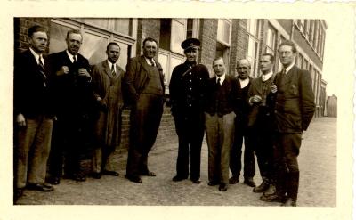 Groepsfoto met winterhulpcomité, Gits, 1943