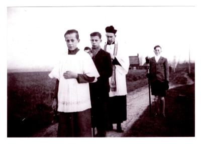Priester met misdienaars, Gits, 1943