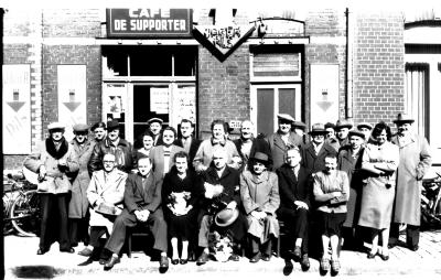 Huldiging café 'De Supporter': groepsfoto, Izegem 1958