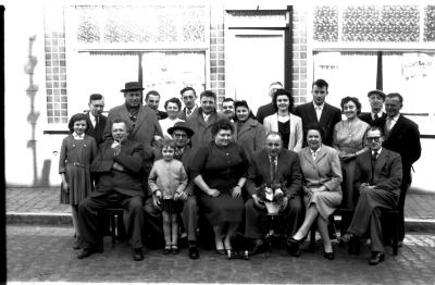 Café 'De Ijzerweg': groepsfoto, Izegem 1958