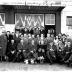 Huldiging café (hotel?) 'De Sterre': groepsfoto, Izegem 1958