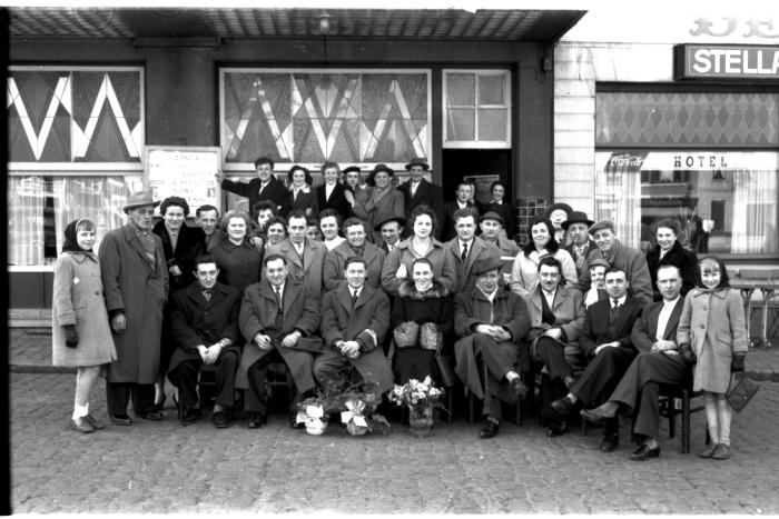 Huldiging café (hotel?) 'De Sterre': groepsfoto, Izegem 1958