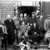 Jubileum echtpaar Parmentier - Viaene: groepsfoto aan voordeur, Izegem 1958