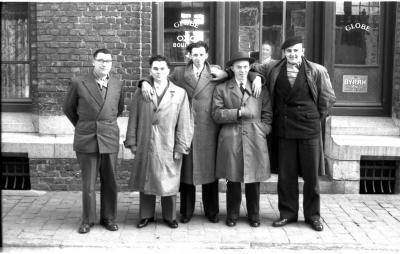 Groepsfoto met winnaar van Koloniale Loterij, Izegem 1957
