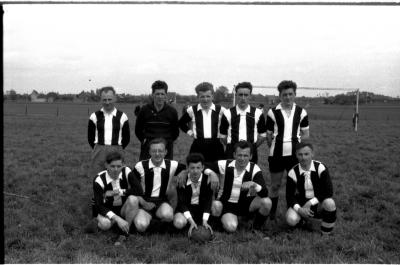 Voetbalclub 'Kapelle' (Rollegem-Kapelle?): groepsfoto spelers, Izegem 1958 