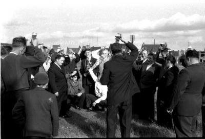 Handboogschutters staande wip Izegem vieren koning, Izegem, 1958