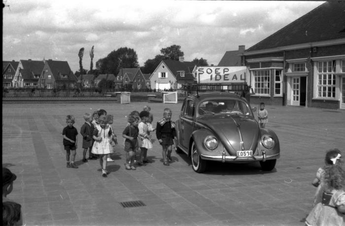 Soepbedeling kinderen op school, Izegem, 1958