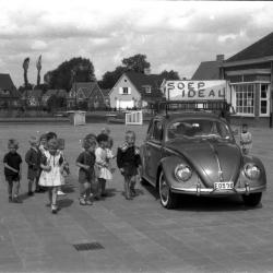 Soepbedeling kinderen op school, Izegem, 1958