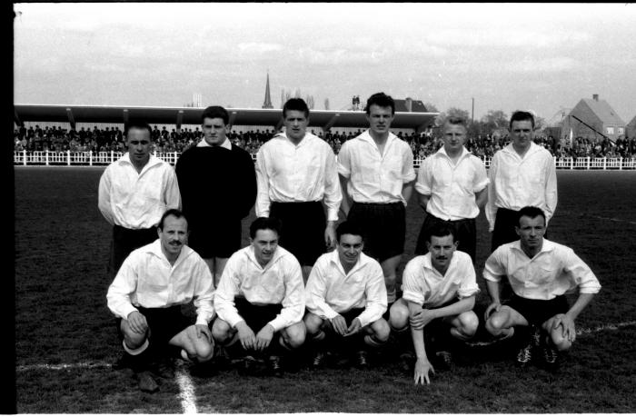 Voetbalclub RC Gent: groepsfoto spelers, Izegem 1958