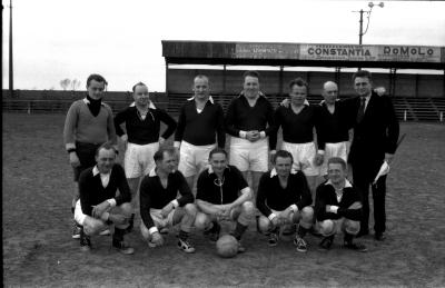 Voetbalclub Oscasion (?): groepsfoto spelers, Izegem 1958