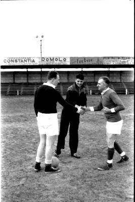 Voetbalmatch Oscasion (?) -  'De Sportkaarters': 2 kapiteins met Daniel Deprez , Izegem 1958