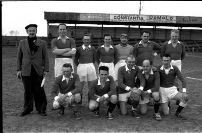 Voetbalclub 'De Sportkaarters': groepsfoto spelers, Izegem 1958 