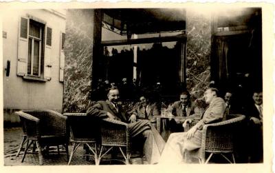 Groepsfoto aan het café, Hooglede-Gits