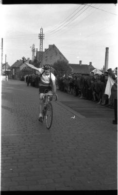 Wielerkoers te Langemark: Deceuninck ontsnapt en wint, Langemark 4 mei 1958 