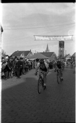 Wielerkoers te Langemark: spurt van Assez, Langemark 4 mei 1958