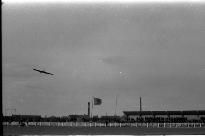 Feest bij padvinders (scouts): vliegtuig boven stadion, Izegem 1958