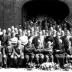 Inhuldiging nieuwe vlag 'Biljartklub Langzaam Maar Zeker, ACW, Izegem 1958': groepsfoto aan café 'De Gilde', Izegem 1958