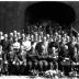 Inhuldiging nieuwe vlag 'Biljartklub Langzaam Maar Zeker, ACW, Izegem 1958': groepsfoto aan café 'De Gilde', Izegem 1958