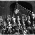 Inhuldiging nieuwe vlag 'Biljartklub Langzaam Maar Zeker, ACW, Izegem 1958': groepsfoto aan café 'De Gilde', Izegem 1958