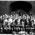 Inhuldiging nieuwe vlag 'Biljartklub Langzaam Maar Zeker, ACW, Izegem 1958': groepsfoto aan café 'De Gilde', Izegem 1958