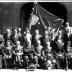 Inhuldiging nieuwe vlag 'Biljartklub Langzaam Maar Zeker, ACW, Izegem 1958': groepsfoto aan café 'De Gilde', Izegem 1958