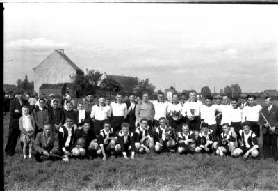 Groepsfoto van 2 ploegen voetbalspelers, Izegem 1958