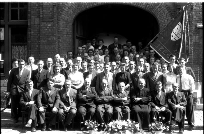 Inhuldiging nieuwe vlag 'Biljartklub Langzaam Maar Zeker, ACW, Izegem 1958': groepsfoto aan café 'De Gilde', Izegem 1958