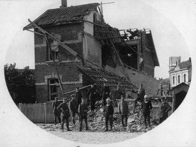 Foto gebombardeerde rechterhelft woning