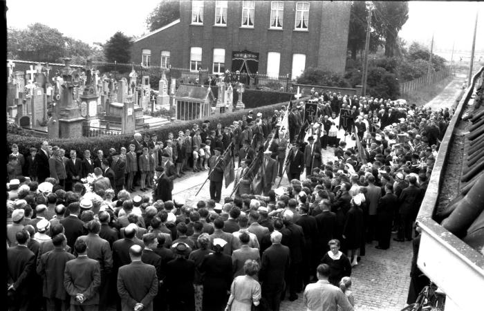 Begrafenisstoet pastoor Lionel De Boodt, Emelgem, 1958